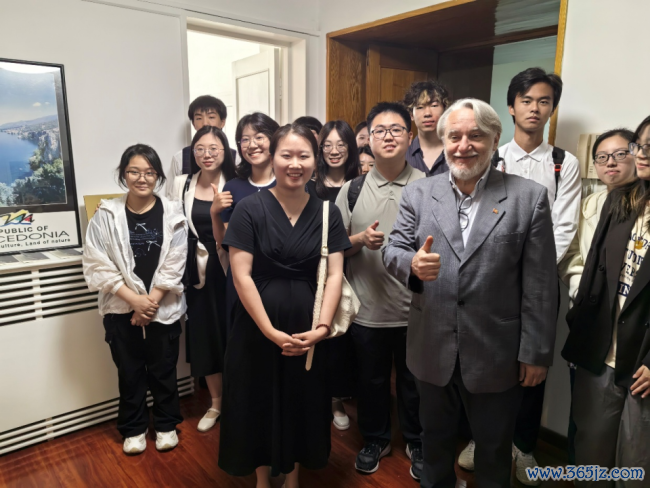 “讲话、艺术与传承”：北马其顿驻华使馆举办圣西里尔与好意思多德日文化行径