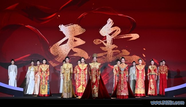 艺秀小镇擎国风新章 六千年文脉花开鹏城  ——“花开中国”工程启新传统文化前锋滚动之路