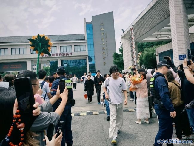 江苏第一批适度高考的东说念主出现了 笔落卷合,期望启航